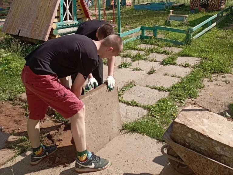 Начало работ по благоустройству территории дошкольного учреждения в селе Пасегово.