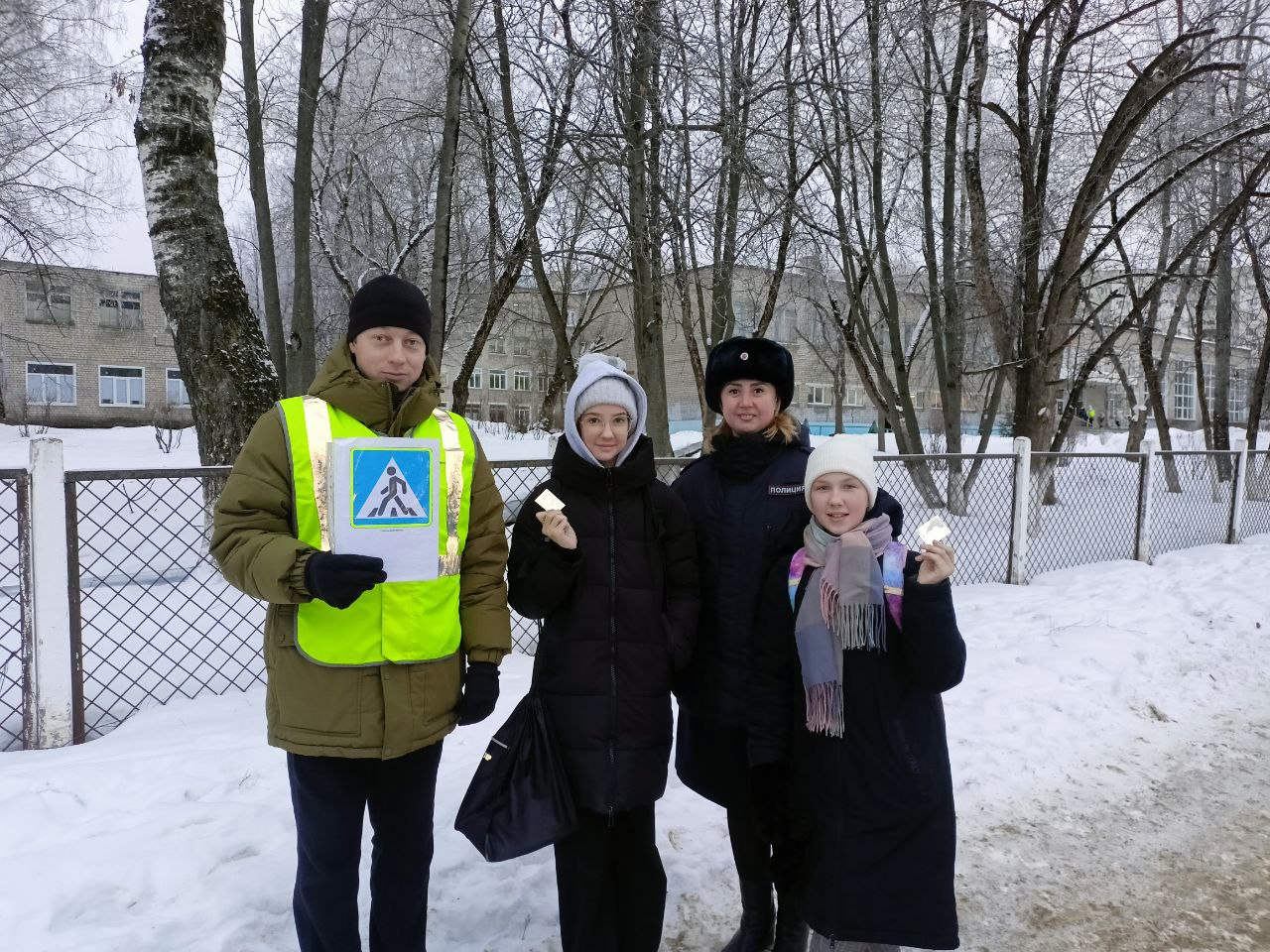 В Кирово-Чепецке родительская общественность напомнила школьникам алгоритм перехода дороги.