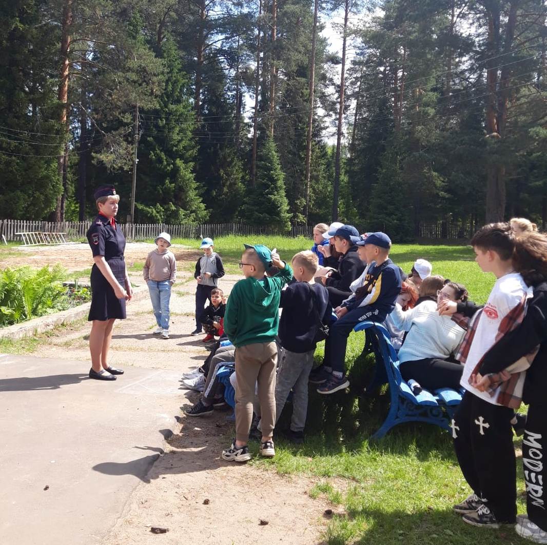 Кирово-Чепецкие полицейские проводят профилактическую работу с детьми в загородных оздоровительных лагерях.