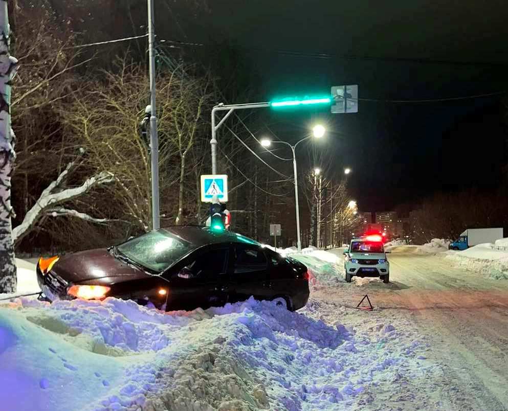 Кирово-Чепецкая Госавтоинспекция рекомендует водителям снизить скорость во избежание аварийных ситуаций на дорогах .