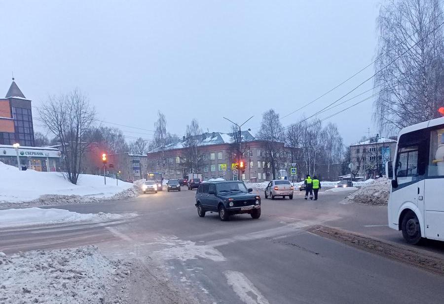 Рекомендуем водителям быть внимательными при проезде перекрёстков.