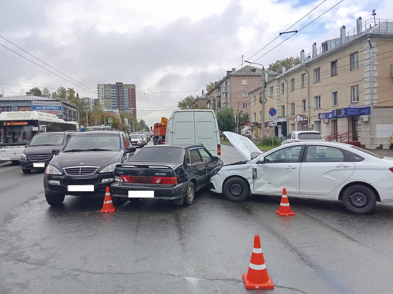 Кирово-Чепецкая Госавтоинспекция рекомендует водителям быть внимательными при проезде перекрестков.